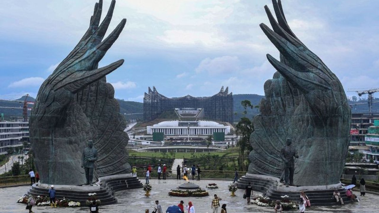 Pemerintah gencar menarik investasi swasta dan menawarkan lahan gratis untuk percepatan pembangunan hunian dan infrastruktur dasar IKN, menargetkan Ibu Kota Nusantara sebagai ibu kota politik pada 2028.