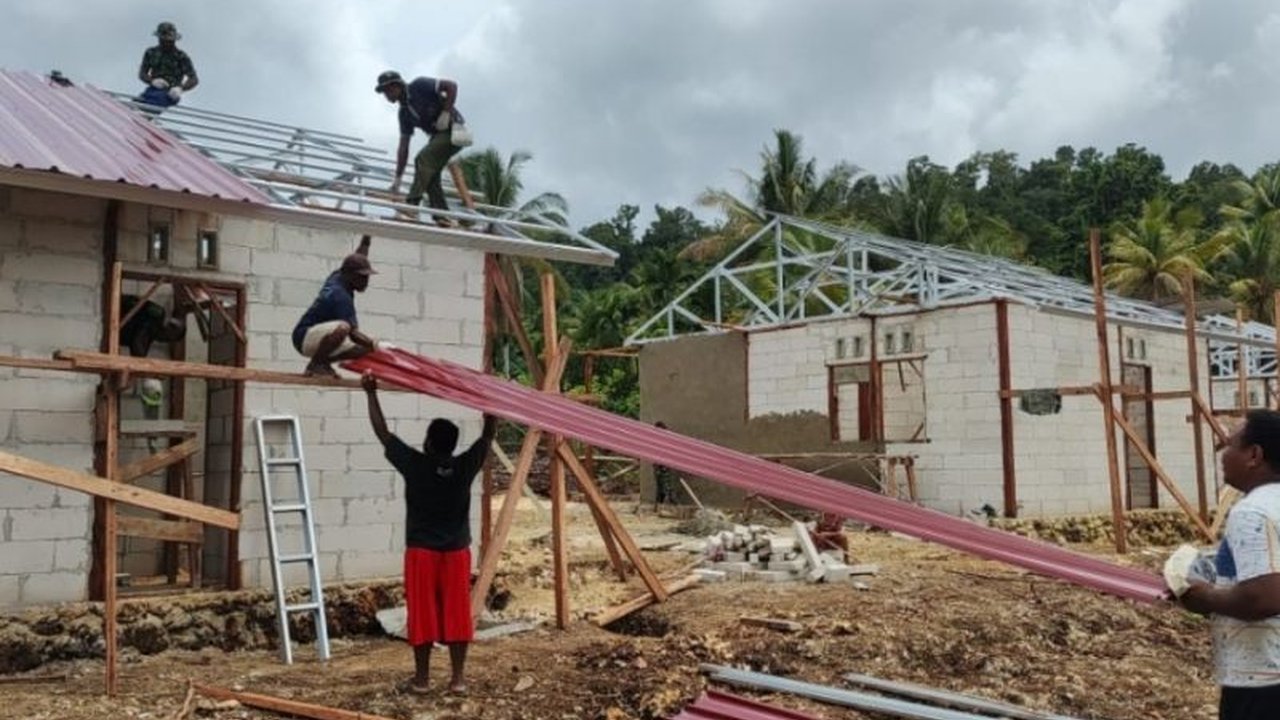 Satgas TMMD ke-123 Kodim 1708/Biak Numfor di Papua gencar memasang atap seng untuk 10 rumah warga Kampung Kbusdori,  mewujudkan kemanunggalan TNI dan rakyat.
