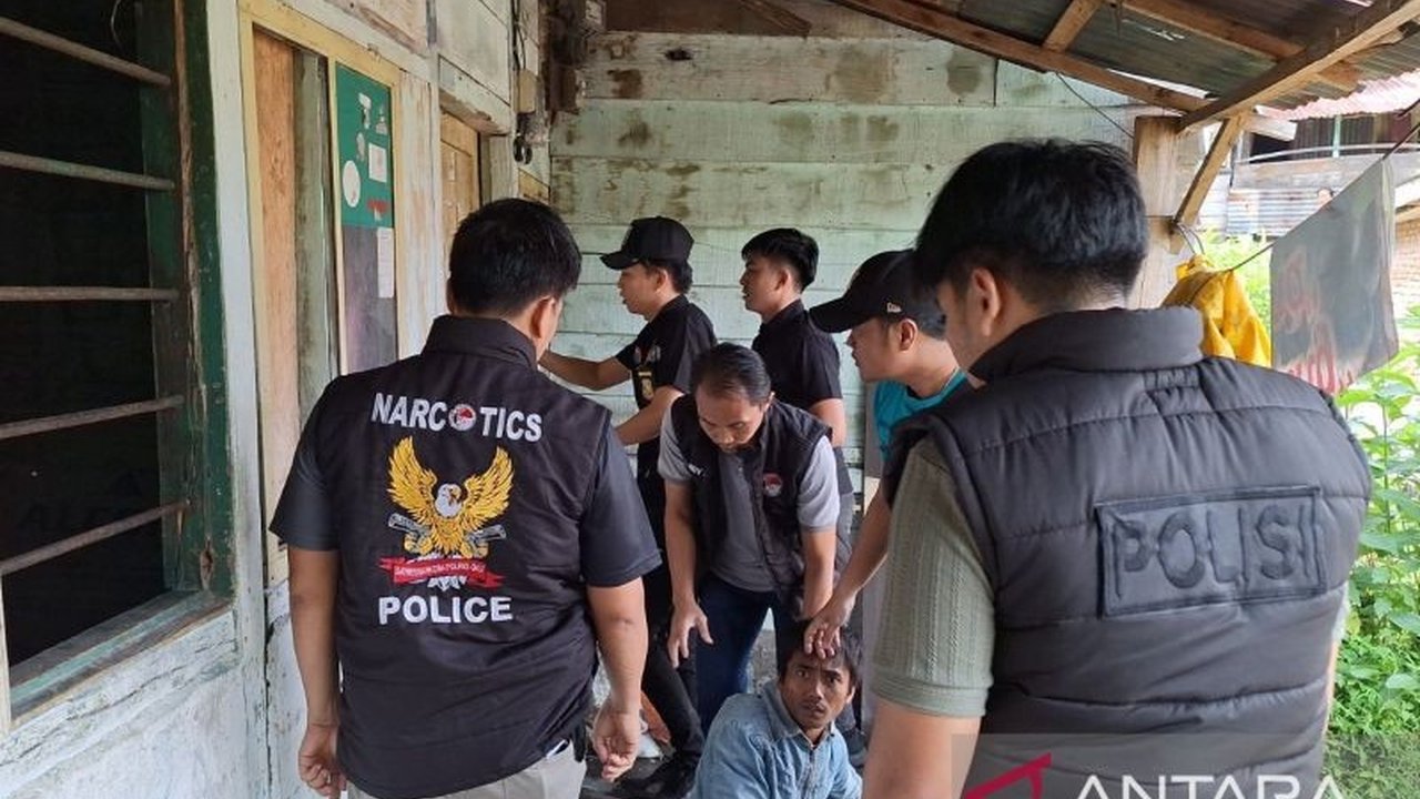 Polres OKU menggerebek Kampung Narkoba di Gang Durian, Baturaja, mengamankan 4 tersangka dan barang bukti ganja, menindak tegas peredaran narkoba menjelang Ramadhan.