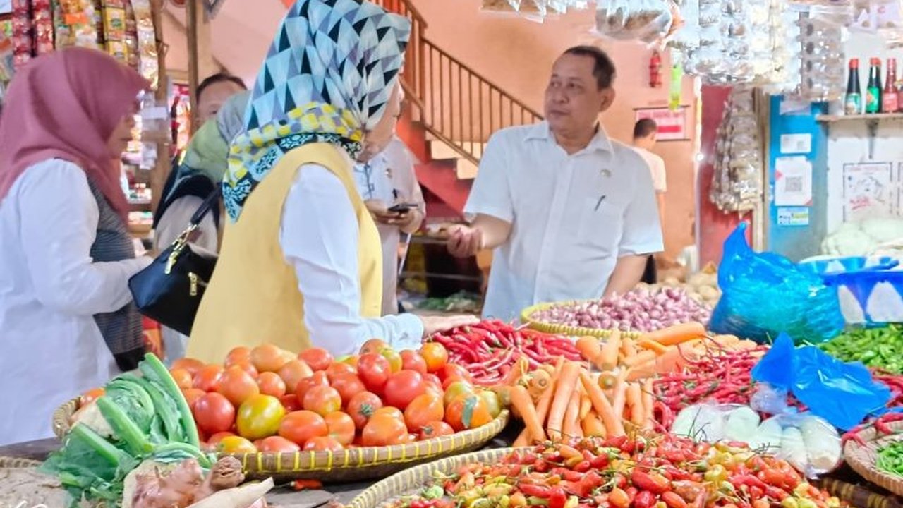 Jelang Ramadhan, harga cabai merah, bawang merah, dan ayam broiler di Karawang naik signifikan, demikian disampaikan oleh Disperindag Karawang.