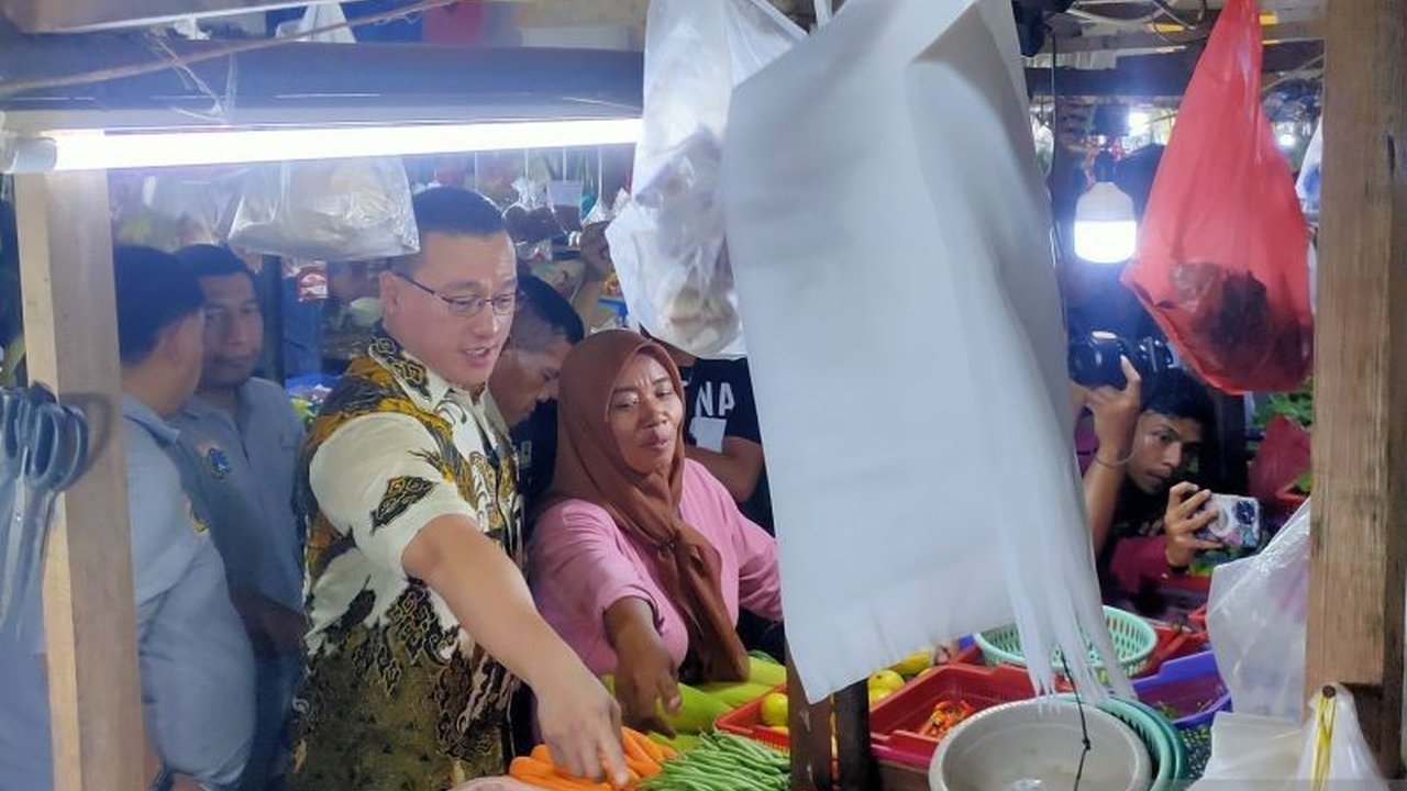 Anggota DPRD Jakarta menemukan harga beras di Pasar Tomang Barat lebih tinggi dari HET, memicu rencana pemanggilan Direktur Utama Food Station untuk menstabilkan harga pangan.