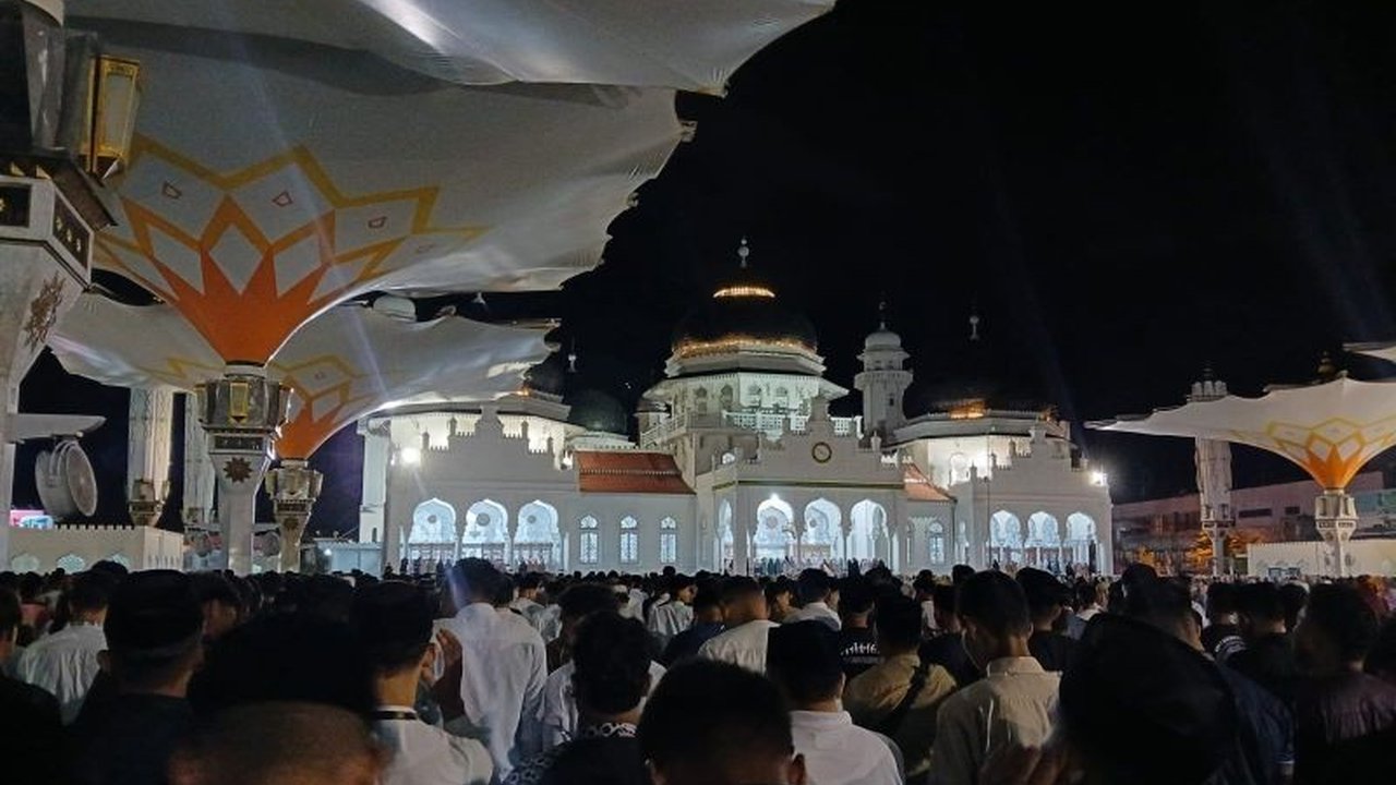 Masjid Raya Baiturrahman Banda Aceh dipenuhi ribuan jamaah untuk melaksanakan shalat Tarawih pertama Ramadhan 1446 H, menandai antusiasme tinggi masyarakat Aceh dalam menyambut bulan suci.