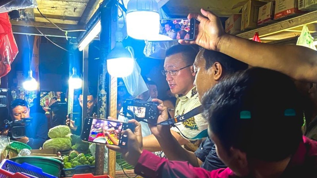 Anggota Komisi C DPRD DKI Jakarta, Hardiyanto Kenneth, menemukan harga beras dan cabai di Pasar Tomang Barat melebihi HET, sehingga akan berkoordinasi dengan Food Station dan PD Pasar Jaya untuk menindaklanjuti temuan tersebut jelang Ramadhan.