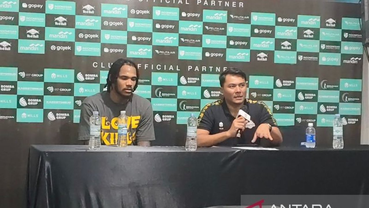 Tim basket Kesatria Bengawan Solo (KBS) merekrut pelatih kepala baru, Milos Pejic, dari luar negeri untuk meningkatkan performa tim di IBL Gopay 2025 dan mengembangkan pelatih lokal.