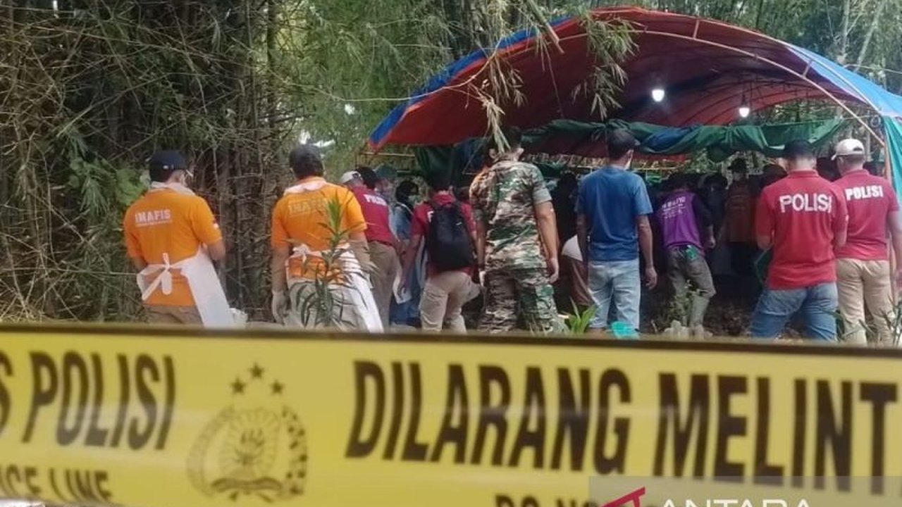 Kepolisian membongkar makam ayah dan anak di Blora untuk otopsi, diduga meninggal karena minum air mineral yang tercampur zat berbahaya; pelaku yang merupakan kerabat korban telah ditangkap.