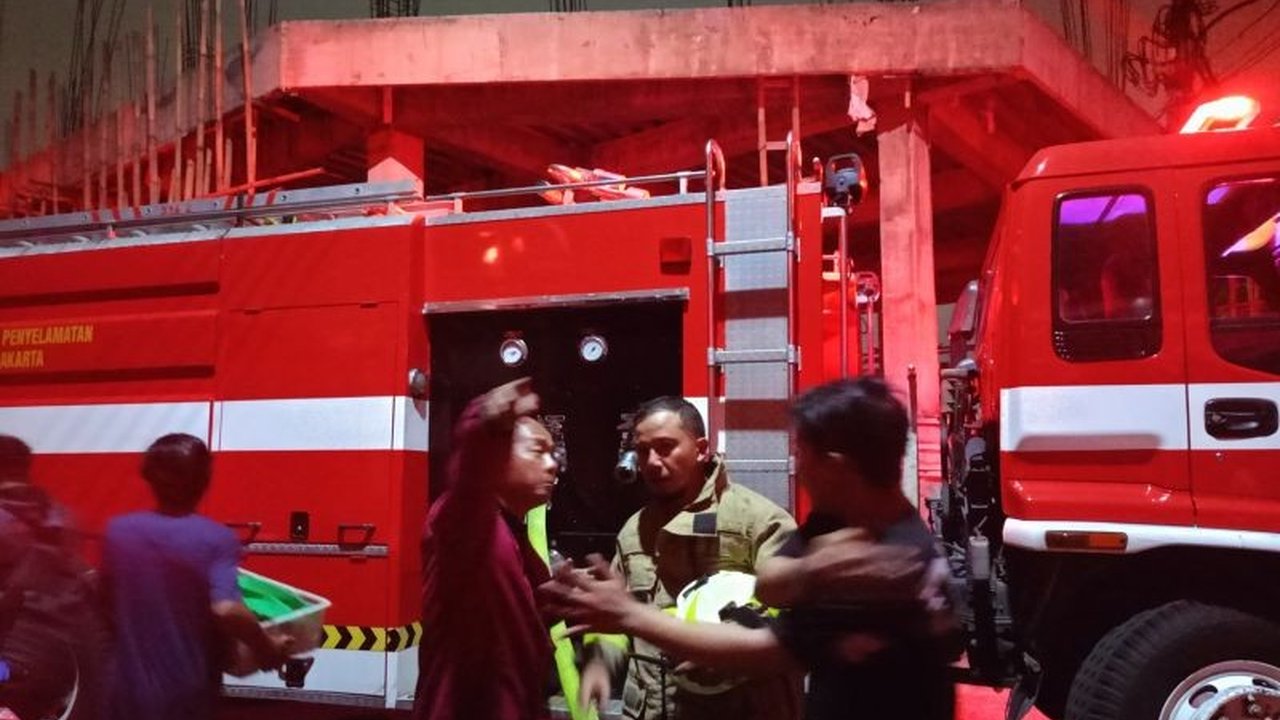 Kebakaran dahsyat di Pondok Bambu, Jakarta Timur, menghanguskan 30 rumah diduga akibat petasan, menyebabkan satu korban luka dan kerugian besar bagi warga.