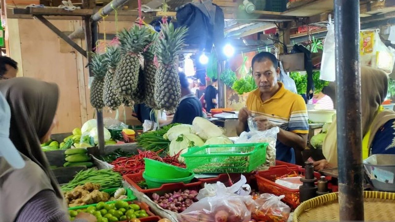 Jelang Ramadhan, Sudin KPKP Jakarta Barat periksa 78 sampel produk pangan di enam pasar tradisional untuk pastikan keamanan dan bebas bahan kimia berbahaya.