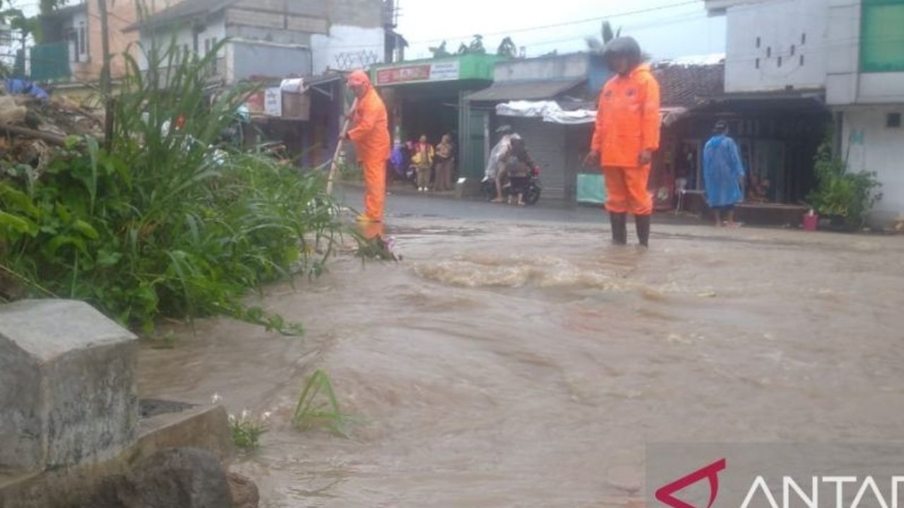 BPBD Kota Sukabumi meningkatkan pemantauan di daerah rawan banjir menyusul hujan deras yang terus-menerus terjadi dan memetakan hampir seluruh kelurahan sebagai zona rawan banjir limpasan.