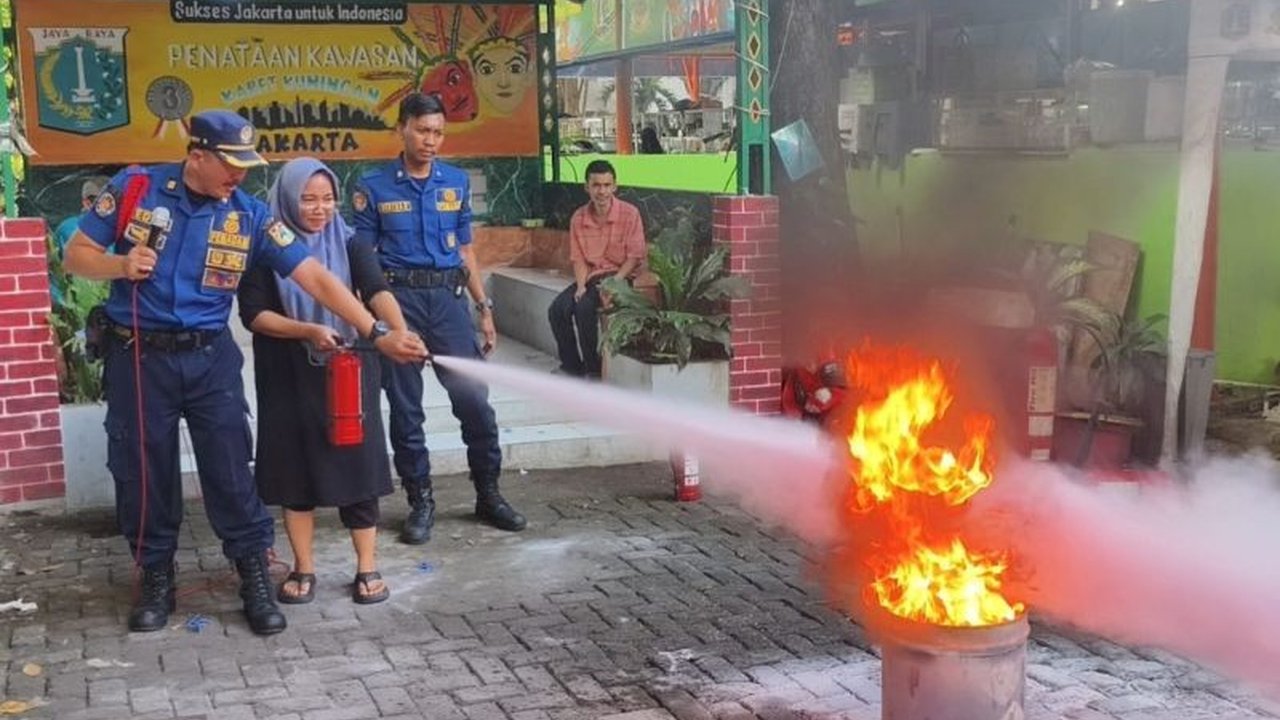 Suku Dinas PPKUKM Jaksel gandeng Gulkarmat edukasi 70 pelaku UMKM di Setiabudi tentang pencegahan dan penanggulangan kebakaran guna meminimalisir risiko, khususnya bagi mereka yang berjualan menggunakan kompor.