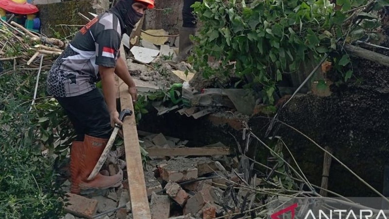 Cuaca buruk berupa hujan deras menyebabkan rumah di Sukabumi ambruk dan menimpa seorang warga, mengakibatkan luka ringan pada korban.