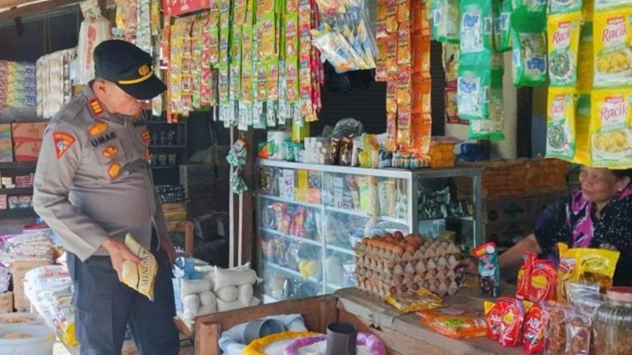 Kepolisian Resor Donggala gencar melakukan pemantauan harga bahan pokok di pasar tradisional untuk mencegah lonjakan harga dan penimbunan menjelang Ramadhan 2025.