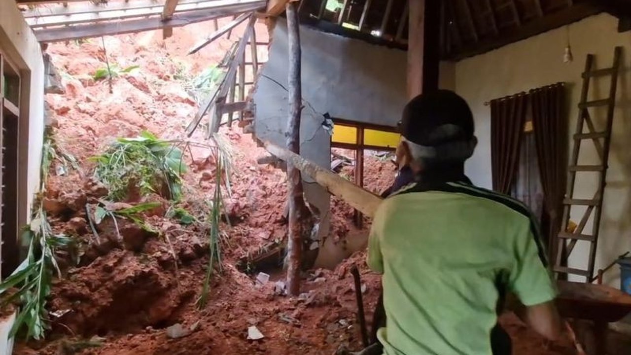 Hujan deras mengakibatkan longsor di Desa Baosan Lor, Ngrayun, Ponorogo, merusak dua rumah pada Kamis sore, 27 Februari 2024, namun seluruh penghuni berhasil selamat.