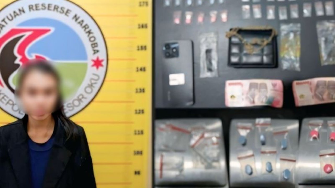 Polres OKU berhasil menangkap seorang ibu rumah tangga (IRT) berinisial RA (25) di Baturaja, Sumatera Selatan, dan menyita 29 paket narkoba jenis sabu-sabu dan ekstasi dalam Operasi Pekat Musi 2025.