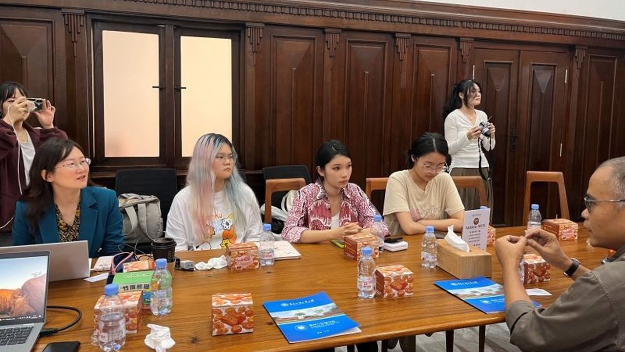 Mahasiswa dan akademisi Guangdong University of Foreign Studies meneliti pemberitaan ANTARA tentang kerja sama Indonesia-China, khususnya proyek Kereta Cepat Jakarta-Bandung, untuk memahami persepsi publik dan peran media.