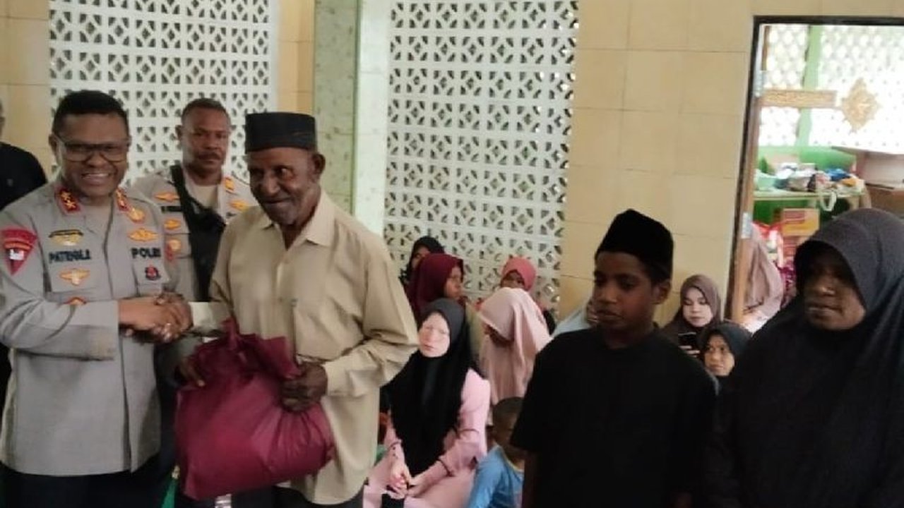 Kapolda Papua, Irjen Pol. Patrige Renwarin, membagikan 100 paket bahan pokok kepada warga muslim Wamena di Jayapura dalam Safari Ramadhan 2025, sebagai wujud silaturahmi dan menjaga Kamtibmas.