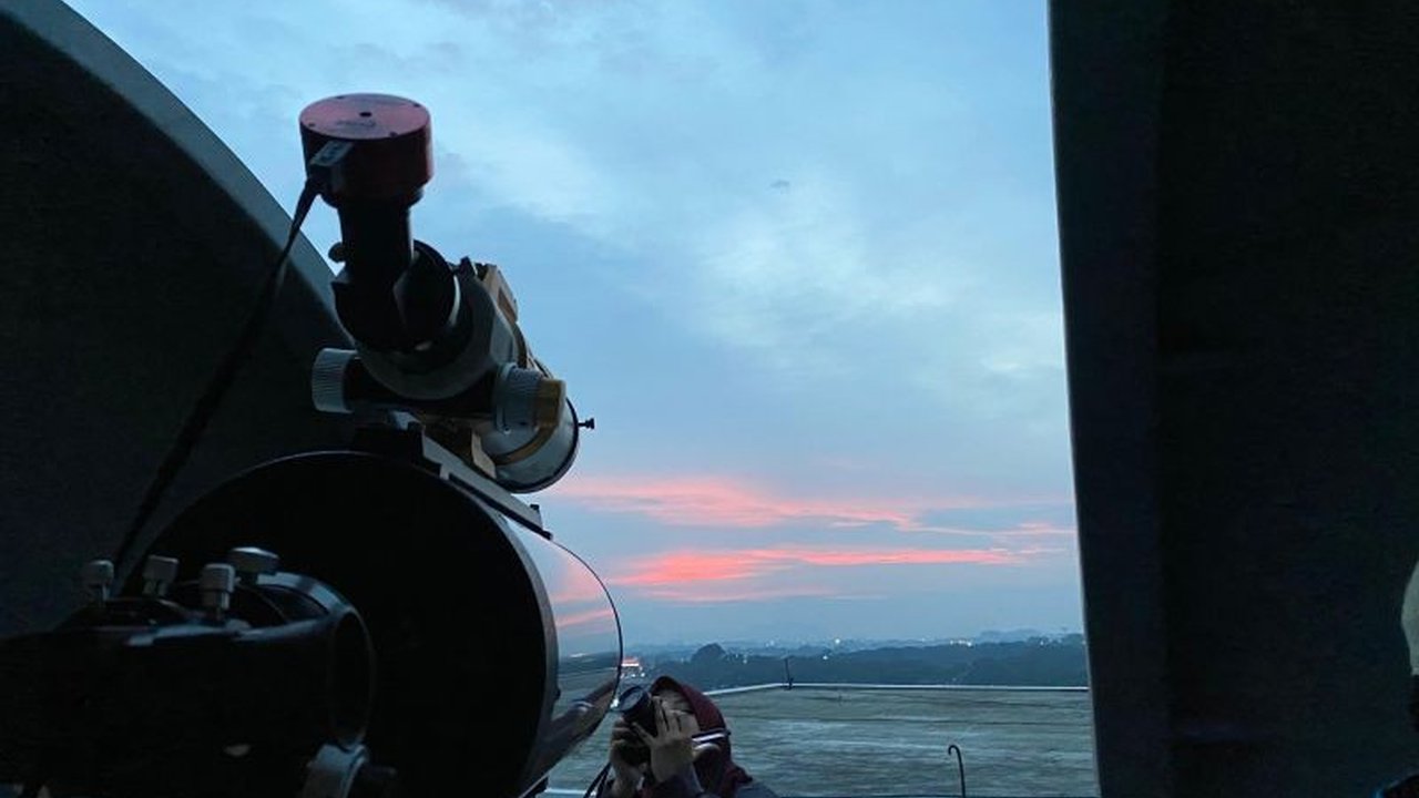 BMKG Bandung bersama Kemenag Jabar amati hilal di Observatorium Unisba, potensi hujan penghambat pengamatan.