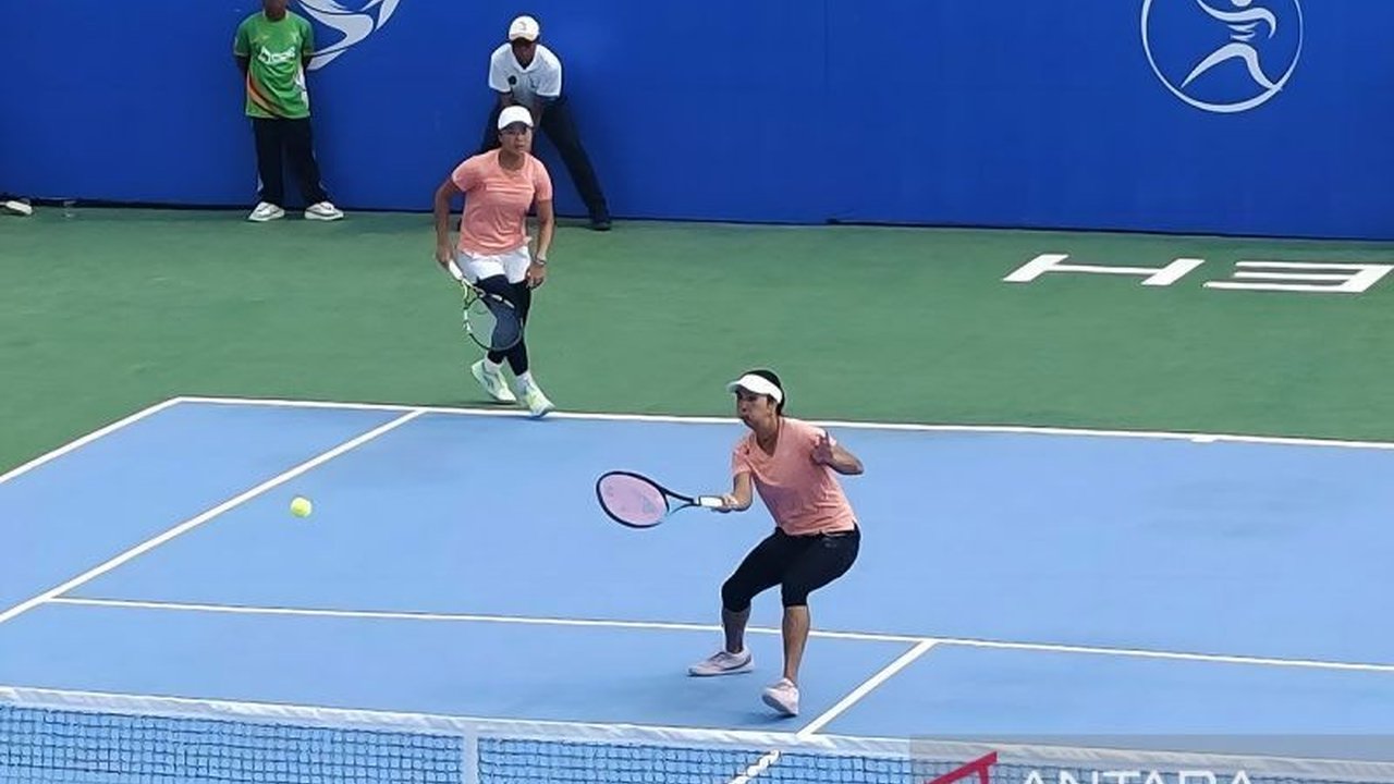 Pasangan ganda putri Indonesia, Aldila Sutjiadi dan Janice Tjen, mengatasi banyaknya kesalahan sendiri untuk melaju ke semifinal ITF W35 Arcadia, mengalahkan ganda Jepang di babak perempat final.