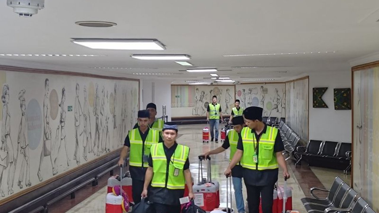 Terminal 2F Bandara Soekarno-Hatta kini resmi melayani penerbangan jamaah umrah, bertujuan mengurangi kepadatan di Terminal 3 dan meningkatkan kualitas layanan.