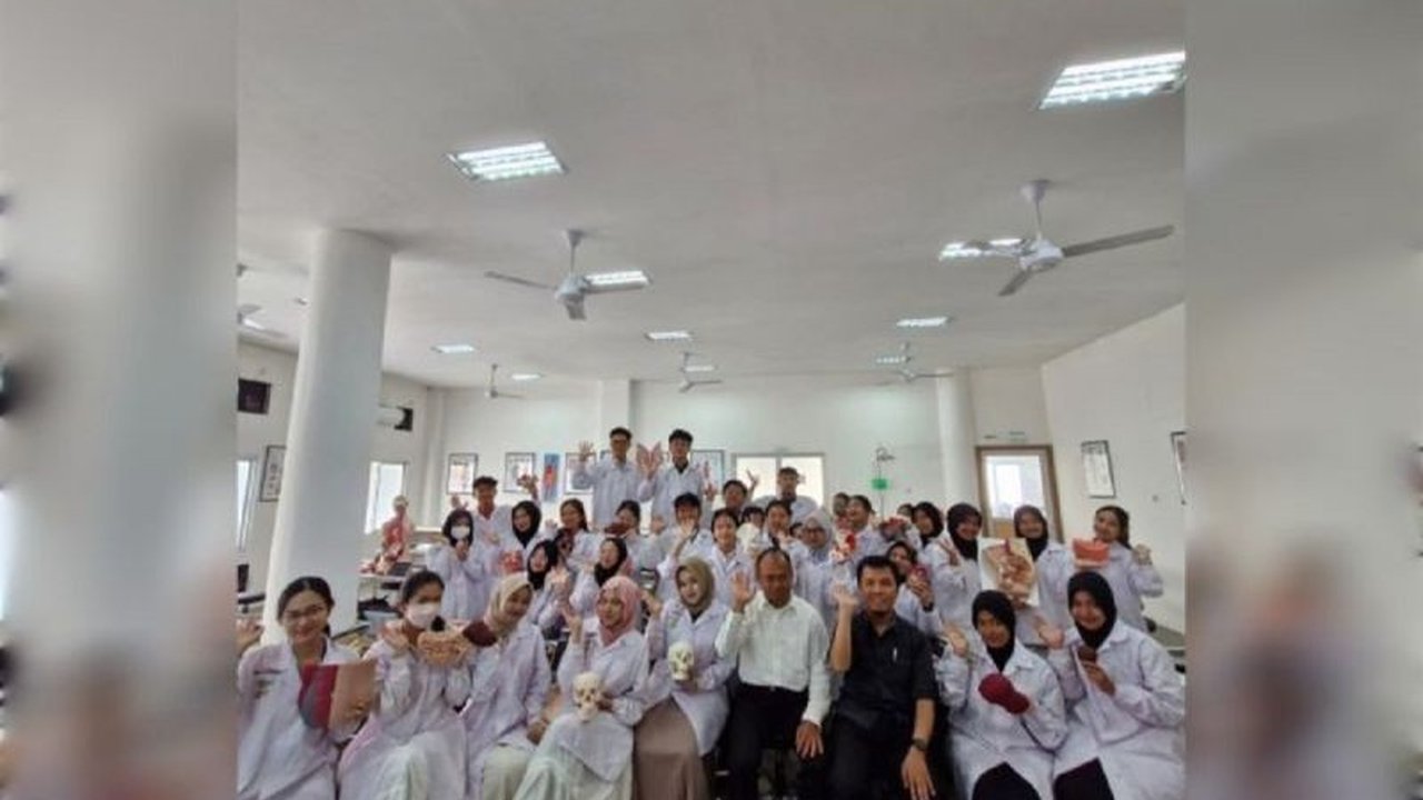 Universitas Muhammadiyah Palangkaraya (UMPR) membuka Fakultas Kedokteran untuk mengatasi kekurangan 1.950 dokter di Kalimantan Tengah, mencetak lulusan berkualitas dan berkolaborasi dengan universitas internasional.