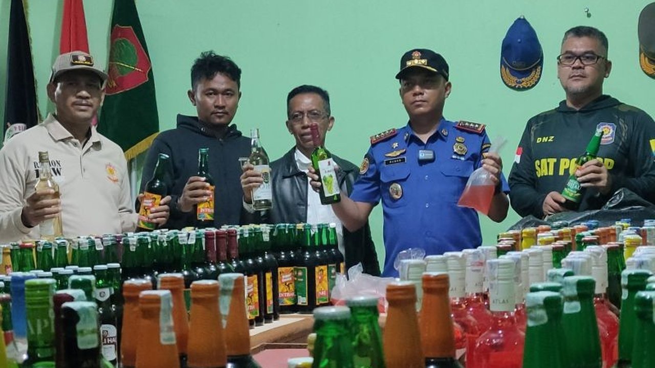 Satuan Polisi Pamong Praja (Satpol PP) Kabupaten Cianjur menyita ratusan botol miras berbagai merek dan puluhan kantong miras oplosan jelang Ramadan untuk mencegah peredarannya.