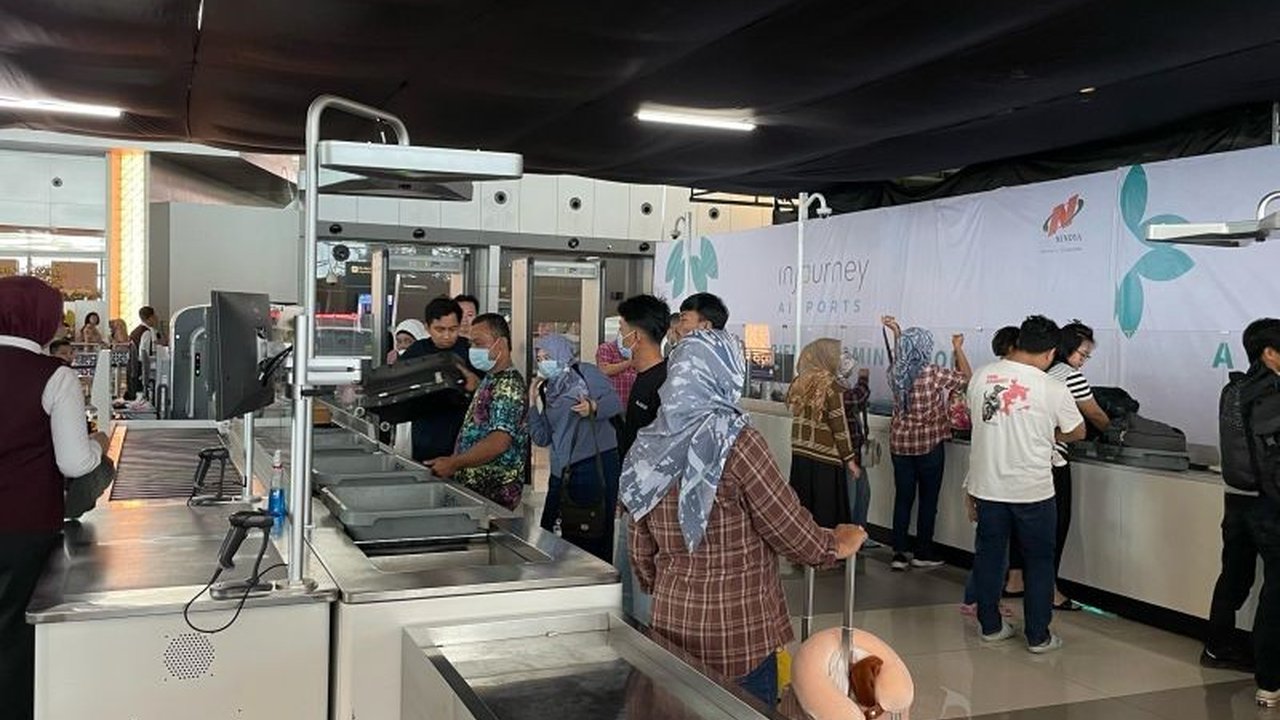 Bandara Soekarno-Hatta meningkatkan keamanan dan efisiensi dengan X-ray ATRS, sistem pemindai otomatis berteknologi tinggi untuk pemeriksaan bagasi penumpang.