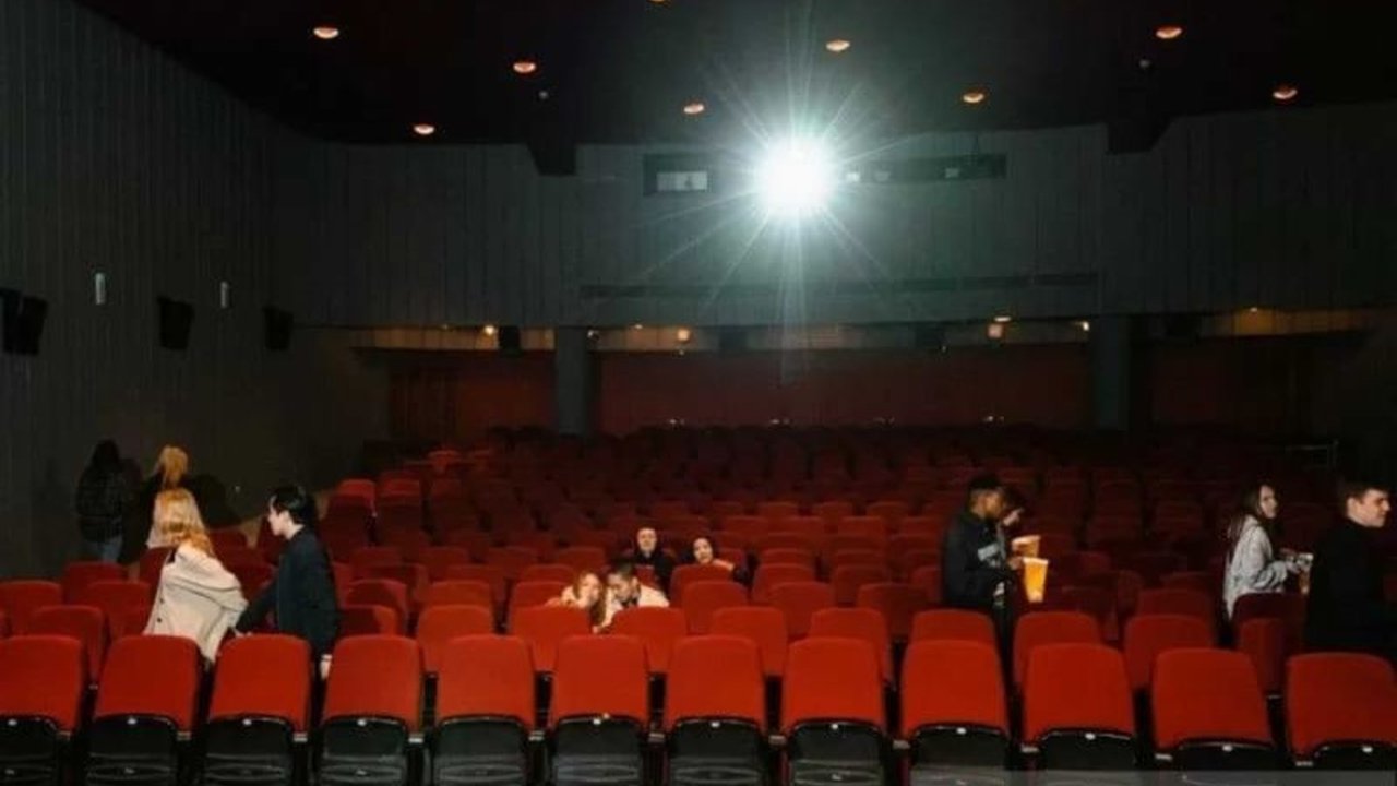 Pemerintah Kota Batu melarang pemutaran film di bioskop selama waktu berbuka puasa dan salat Tarawih Ramadhan 1446 H, sebagai bentuk penghormatan terhadap ibadah umat Muslim.