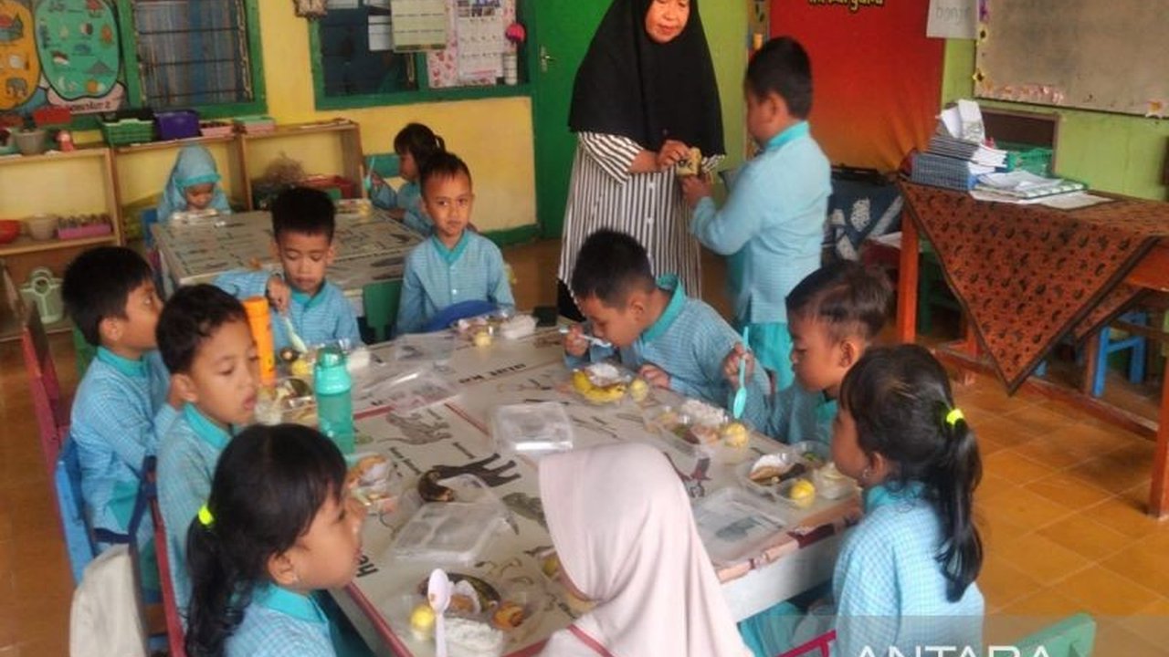 Pemerintah Kota Pekalongan mengawasi ketat kualitas makanan dalam program Makan Bergizi Gratis (MBG) untuk memastikan keamanan dan nutrisi bagi siswa, dengan melibatkan sekolah dalam proses pengawasan.