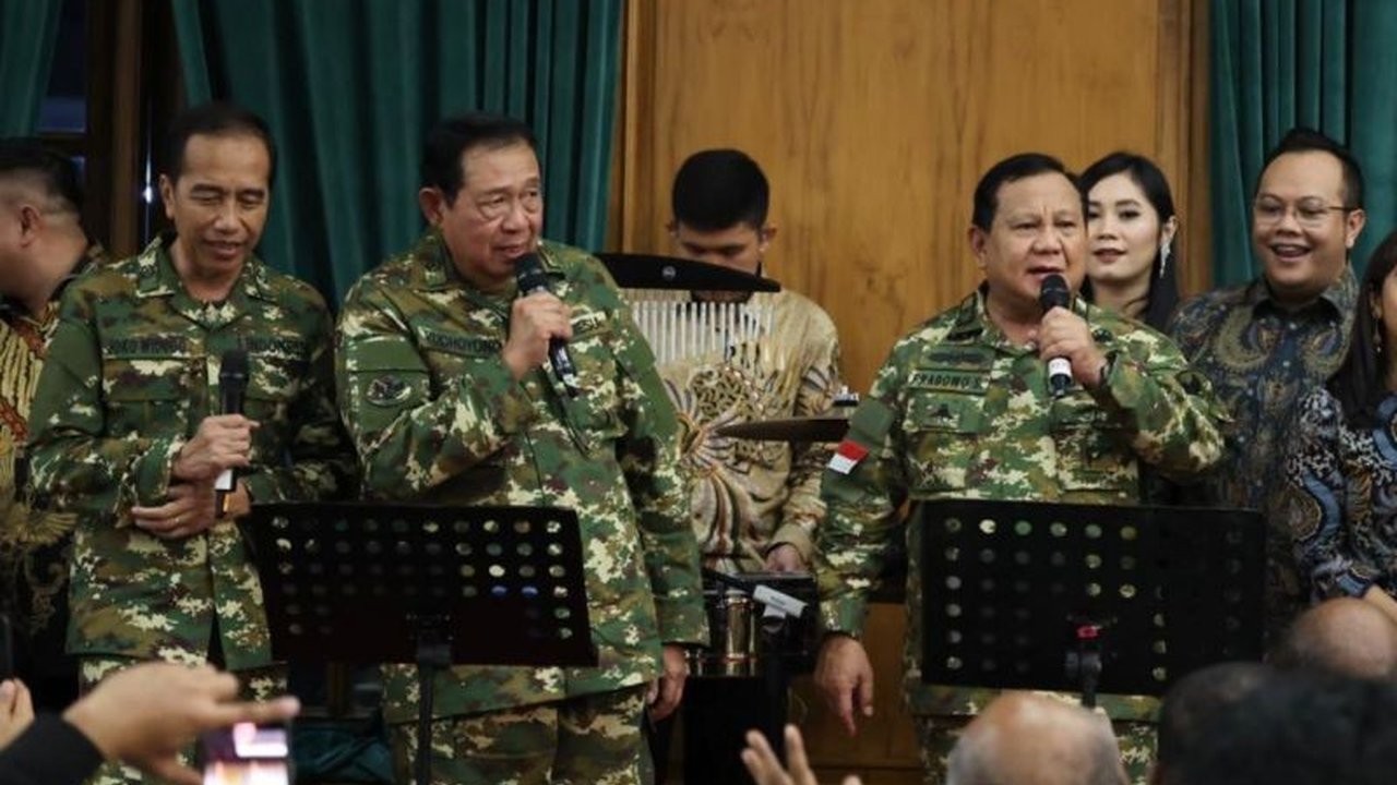 Presiden Joko Widodo, Prabowo Subianto, dan Susilo Bambang Yudhoyono menampilkan momen persatuan yang mengharukan saat bernyanyi bersama di Akademi Militer Magelang.