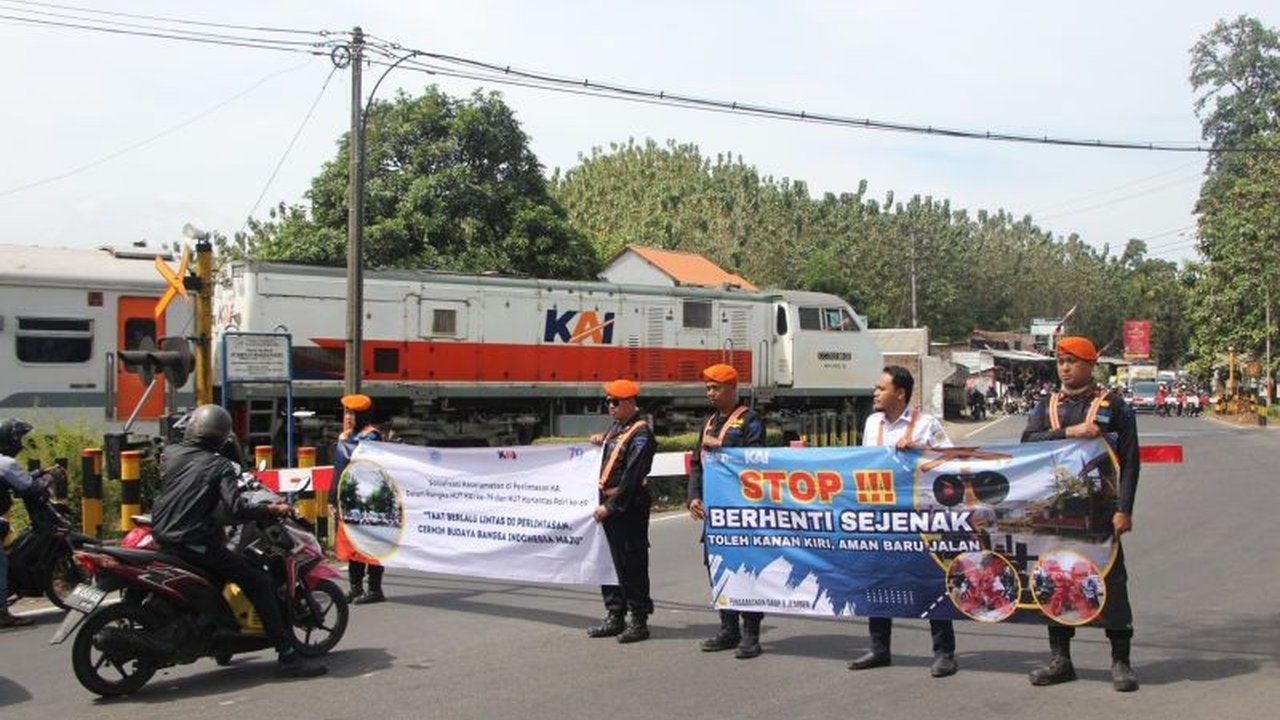 Antisipasi kecelakaan di perlintasan sebidang, KAI Daop 9 Jember melakukan berbagai upaya peningkatan keselamatan, termasuk pemasangan speedtrap dan sosialisasi, menjelang Lebaran 2025.