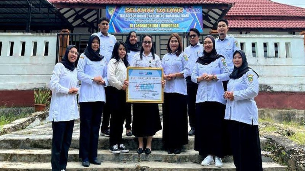 Laboratorium Lingkungan Dinas Lingkungan Hidup Barito Utara sukses mempertahankan akreditasi KAN, menandai komitmen terhadap kualitas pengujian dan peningkatan Pendapatan Asli Daerah (PAD).