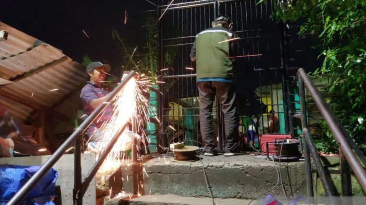 Pemkot Jaktim membangun pintu akses jembatan penghubung Kelurahan Cipinang Muara dan Klender untuk mencegah tawuran antar warga yang kerap terjadi di lokasi tersebut.