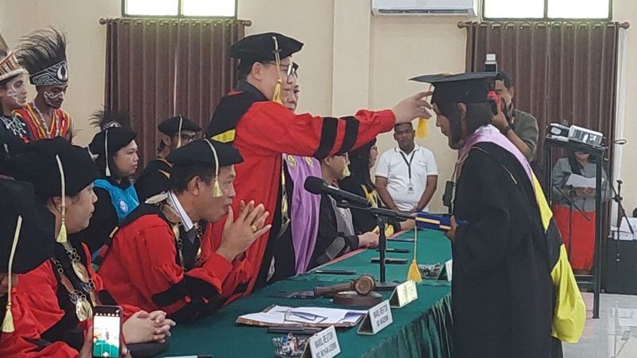 Rektor UKIP Sorong mendorong 83 wisudawannya untuk menjadi inisiator lapangan kerja bagi masyarakat, bukan hanya berfokus pada pekerjaan ASN.