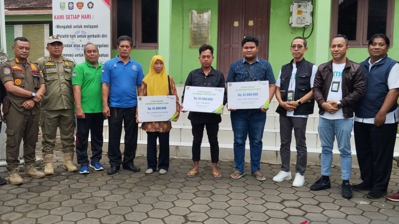 BPJAMSOSTEK Kudus menyerahkan santunan kematian kepada tiga ahli waris anggota Linmas yang meninggal saat bertugas mengamankan Pilkada Kudus 2024, masing-masing menerima Rp42 juta.