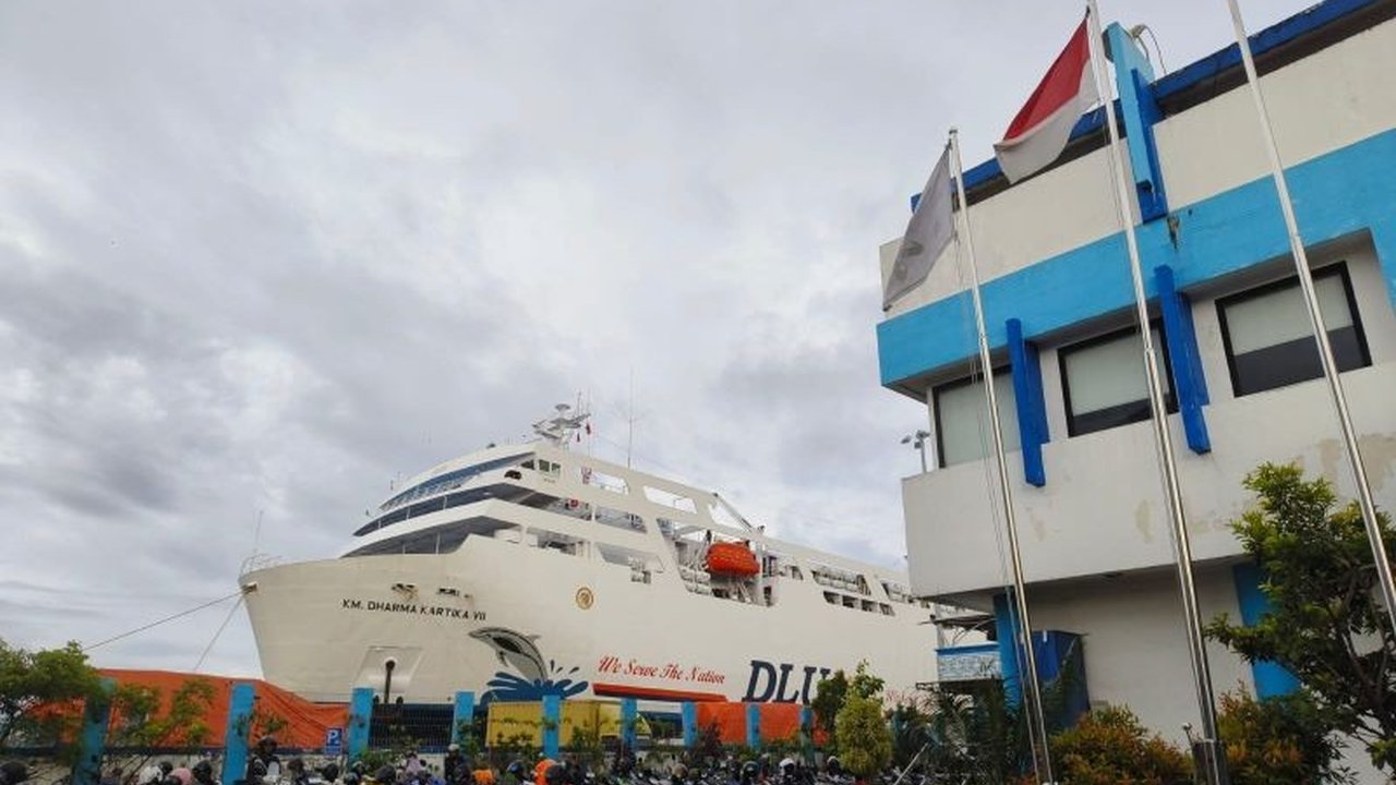Puluhan burung tanpa dokumen resmi berhasil diamankan pihak kepolisian di Pelabuhan Dwikora, Pontianak, Kalimantan Barat, yang hendak dikirim ke Jawa Barat; polisi akan dalami kasus ini untuk ungkap jaringan perdagangan ilegal.
