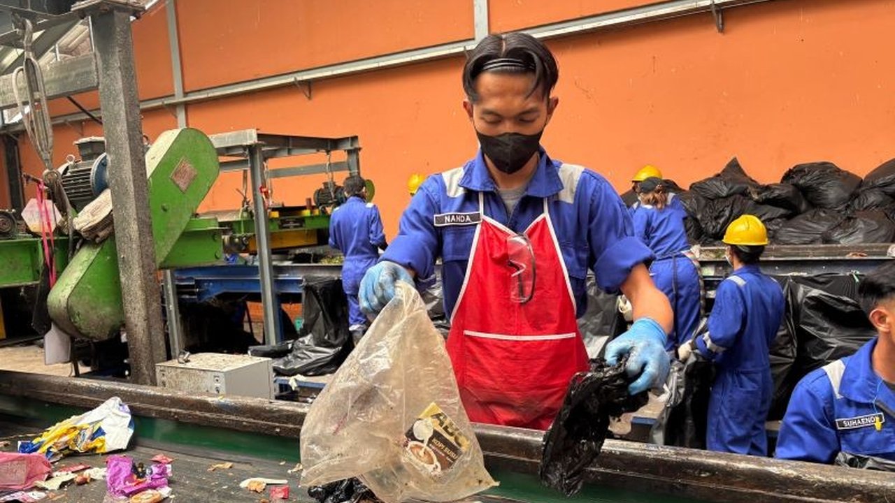 Indonesia menghadapi masalah serius sampah plastik, khususnya mikroplastik yang telah mencemari lingkungan dan mengancam kesehatan manusia; pemerintah berupaya mengurangi sampah plastik melalui berbagai strategi.