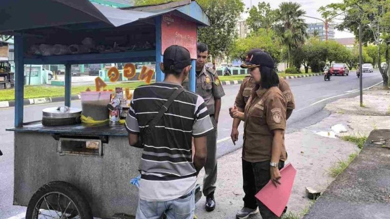 Satpol PP Kalteng melakukan sosialisasi dan pembinaan kepada PKL dan masyarakat terkait Perda No. 5 Tahun 2021 untuk menciptakan ruang publik yang aman dan tertib di Palangka Raya.