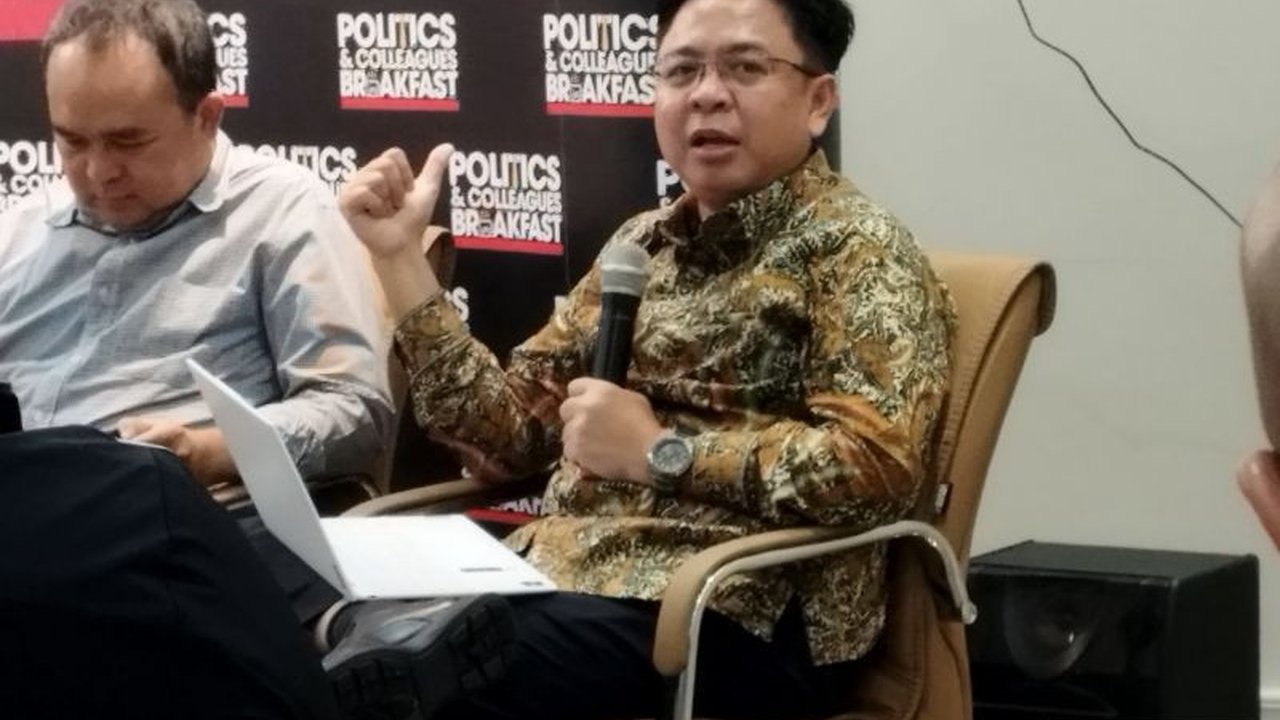Pengamat politik Burhanuddin Muhtadi tegaskan pentingnya pilkada langsung di Indonesia yang menganut sistem presidensial, menolak usulan agar kepala daerah dipilih DPRD.