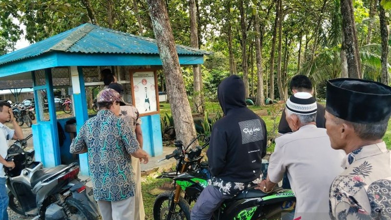 Enam perwakilan masyarakat adat Desa Penarik, Mukomuko, Bengkulu menolak aktivitas tambang galian C ilegal di dekat kuburan tua yang dianggap sebagai cagar budaya, meskipun izin lokasi berada di desa lain.
