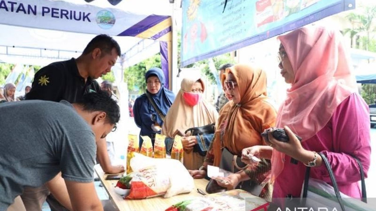 Kantor Pos Kota Tangerang menggelar pasar murah Ramadhan di lima lokasi, menawarkan beras, gula, dan bahan pokok lain dengan harga terjangkau untuk membantu masyarakat selama bulan puasa.
