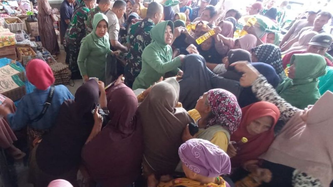 Wakil Ketua Komisi II DPRD NTB meminta Pemprov NTB menggelar pasar murah di desa-desa selama Ramadhan untuk membantu masyarakat berpenghasilan rendah.