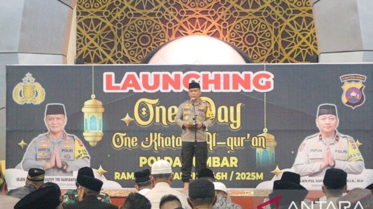 Kapolda Sumbar Irjen Pol Gatot Tri Suryanta meluncurkan program 'One Day One Khatam Al Quran' selama Ramadhan 2025 untuk meningkatkan keimanan dan akhlak mulia personel Polri di Sumatra Barat.