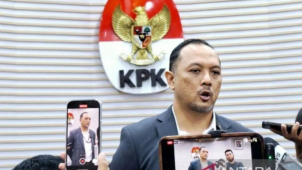 KPK memeriksa pramugari Selvi Purnama Sari sebagai saksi kasus dugaan korupsi dana operasional Pemprov Papua, yang juga terkait dengan mantan Gubernur Lukas Enembe.