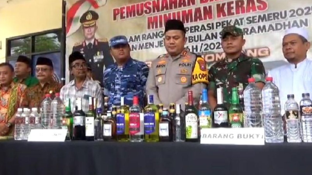 Polres Jombang memusnahkan 5.152 botol miras berbagai merek dan menggerebek industri rumahan arak putih senilai omzet Rp1 miliar menjelang Ramadhan 2025.