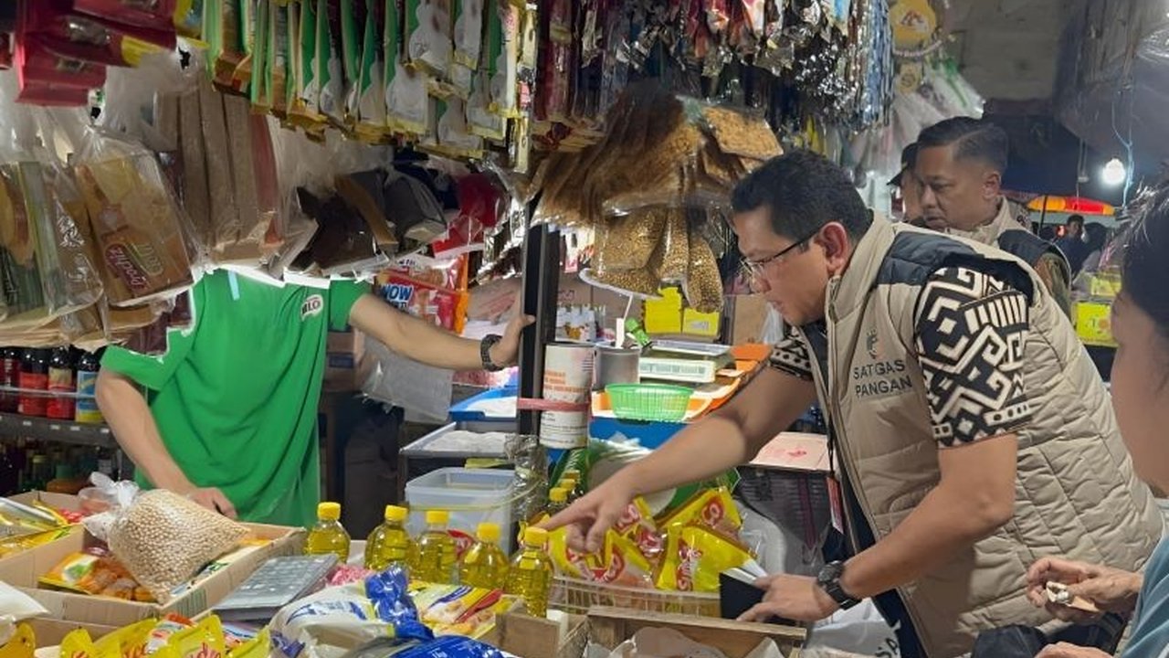 Satgas Pangan Polri bersama Kementerian Perdagangan turun langsung ke Pasar Kebayoran Lama untuk memantau harga dan ketersediaan bahan pokok menjelang Ramadhan, menemukan kenaikan harga cabai, bawang, dan beras namun stok masih aman.