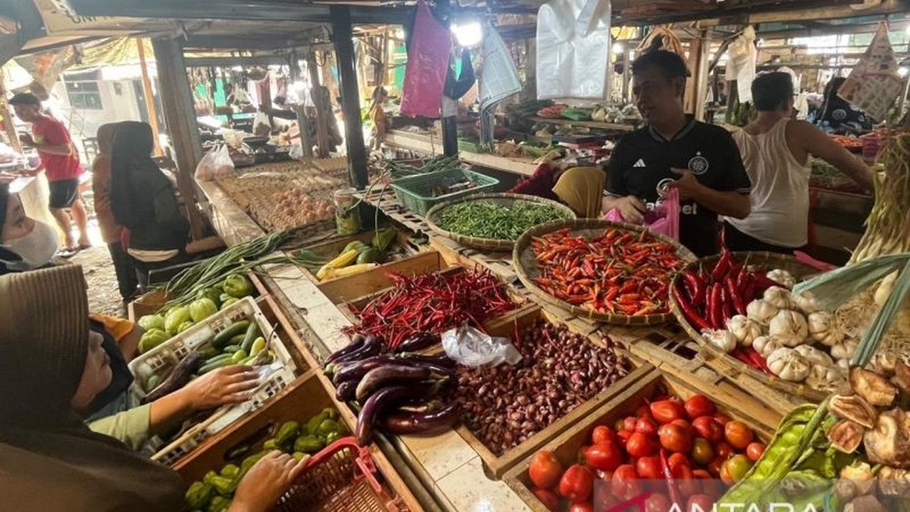 Jelang Ramadan 1446 H, kenaikan harga kebutuhan pokok menjadi perhatian, namun pemerintah berupaya mewujudkan suasana bulan suci yang menyenangkan dan menenangkan melalui berbagai program.
