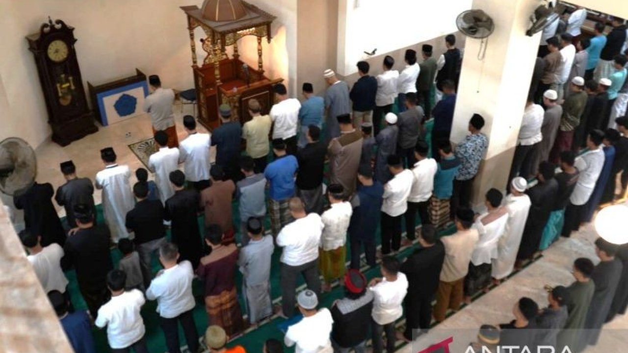 Umat Muslim di Makassar memadati masjid untuk salat tarawih pertama pada 1 Maret 2024, meskipun keputusan resmi pemerintah pusat masih dinantikan.