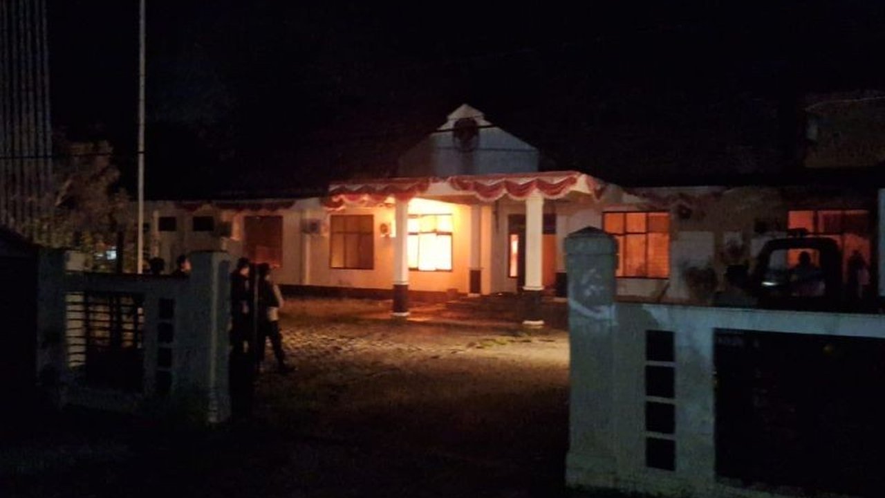 Polres Buru menyelidiki kebakaran Kantor KPU Kabupaten Buru pada Jumat dini hari; logistik Pemilu, termasuk surat suara PSU, dipastikan aman.