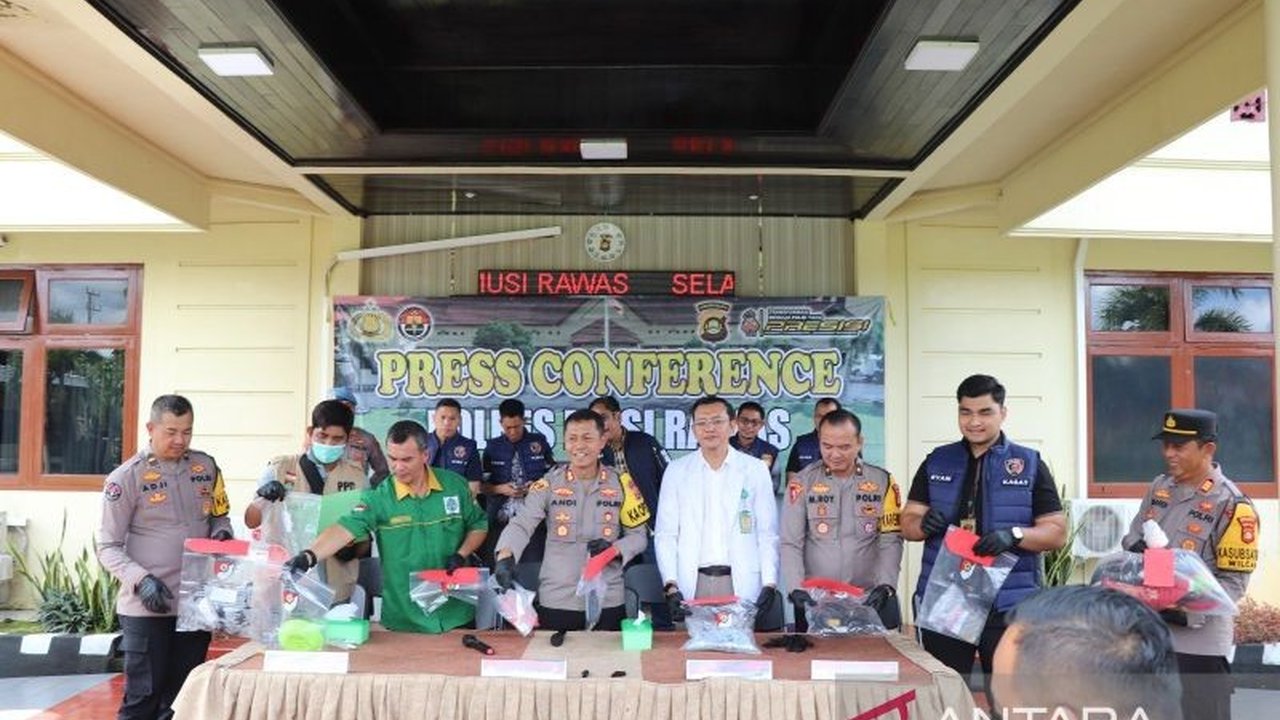 Satu keluarga di Musi Rawas, Sumatera Selatan, ditemukan meninggal dunia diduga akibat keracunan gas karbon monoksida (CO) dari genset di dalam rumah mereka.