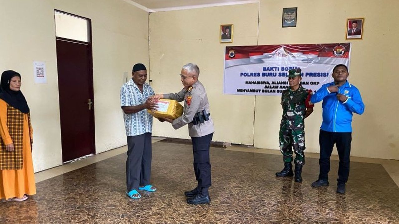 Polres Buru Selatan, Maluku, salurkan 100 paket bansos kepada warga kurang mampu jelang Ramadhan, sebagai wujud sinergitas TNI-Polri, mahasiswa, dan pemuda.