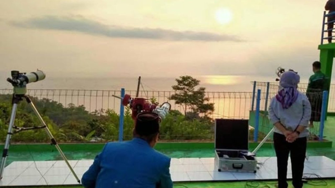 Tim Dewan Hisab dan Rukyat (DHR) Kabupaten Sukabumi melaporkan hasil rukyatul hilal di POB Cibeas; hilal tidak terlihat, keputusan penetapan awal Ramadhan 1446 H menunggu sidang isbat nasional.